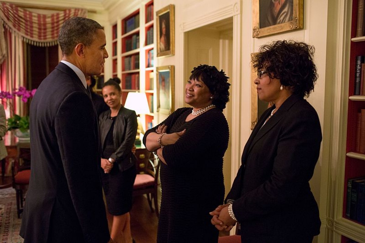 Barack_Obama,_Zindzi_and_Zenani_Mandela.jpg